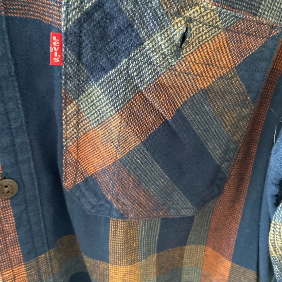 Levi’s long sleeve flannel button down shirt - Picture 3 of 3